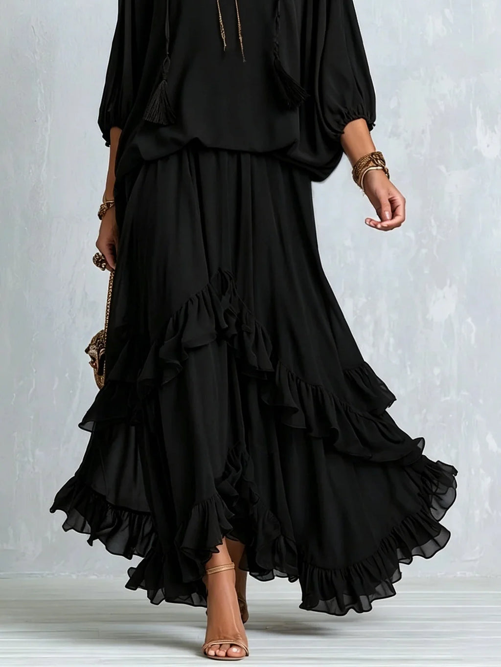 Elvira | Conjunto de Top de Gasa Negro con Escote en V y Flecos Combinado con Falda de Volantes en Capas