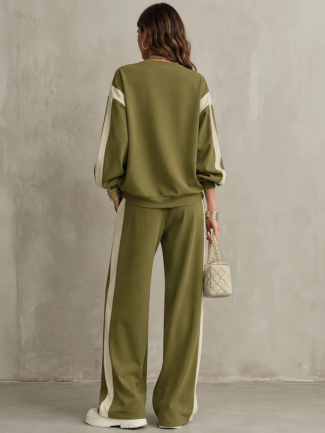 Sonia | Conjunto Casual de Sudadera Verde Oliva de Cuello Redondo y Pantalón Ancho con Cordón