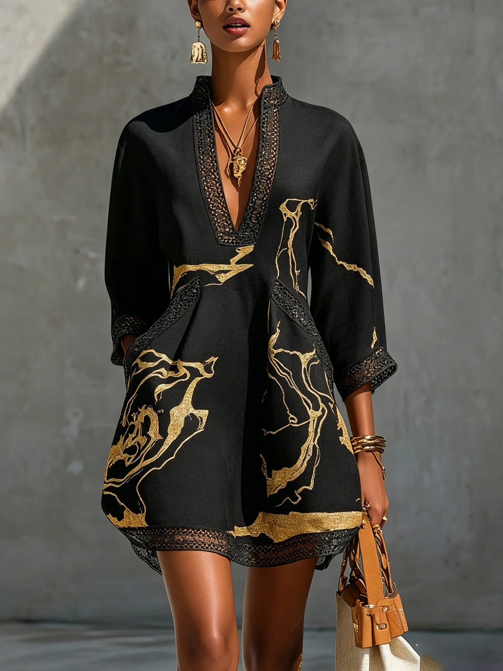 Diana | Vestido corto estampado en negro y dorado con escote en V y encaje de crochet
