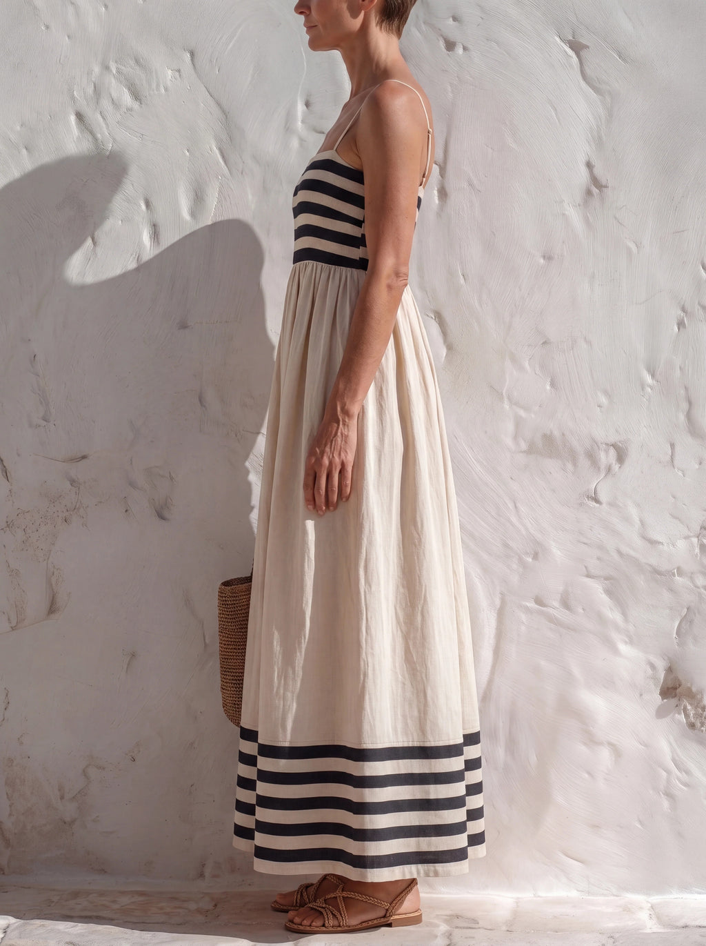 Vestido largo de rayas negras y beige con tirantes finos